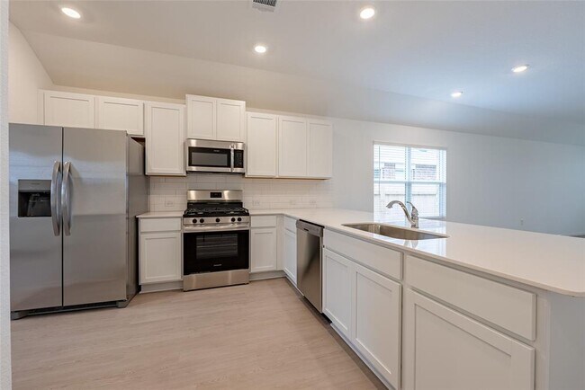 Building Photo - 200 Camargue Dr