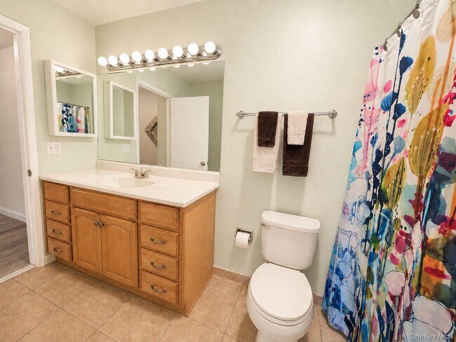 Building Photo - 10 Sycamore Dr