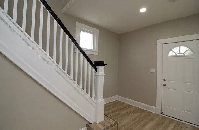 Building Photo - 403 Kingston Rd
