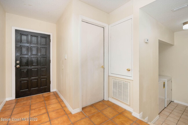 Building Photo - 1911 Cashew Courtway