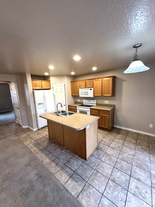 Building Photo - Townhome in prime location