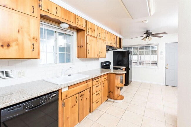 Building Photo - Nicely Remodeled North Fresno 3/1.5