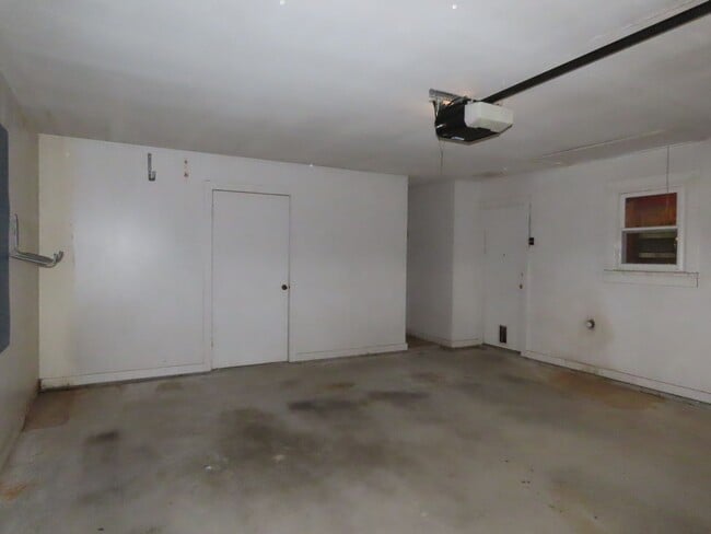 Building Photo - South Tyler! Lovely 3 Bedroom, 2 Bath House w/Garage