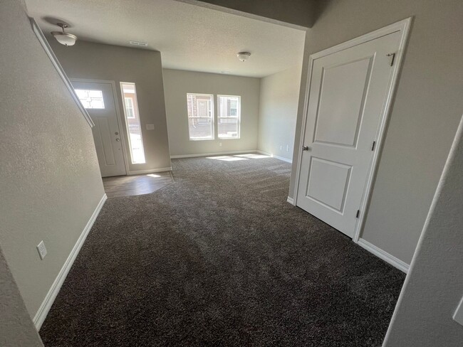 Building Photo - Immaculate Townhome Close to Woodmen and P...