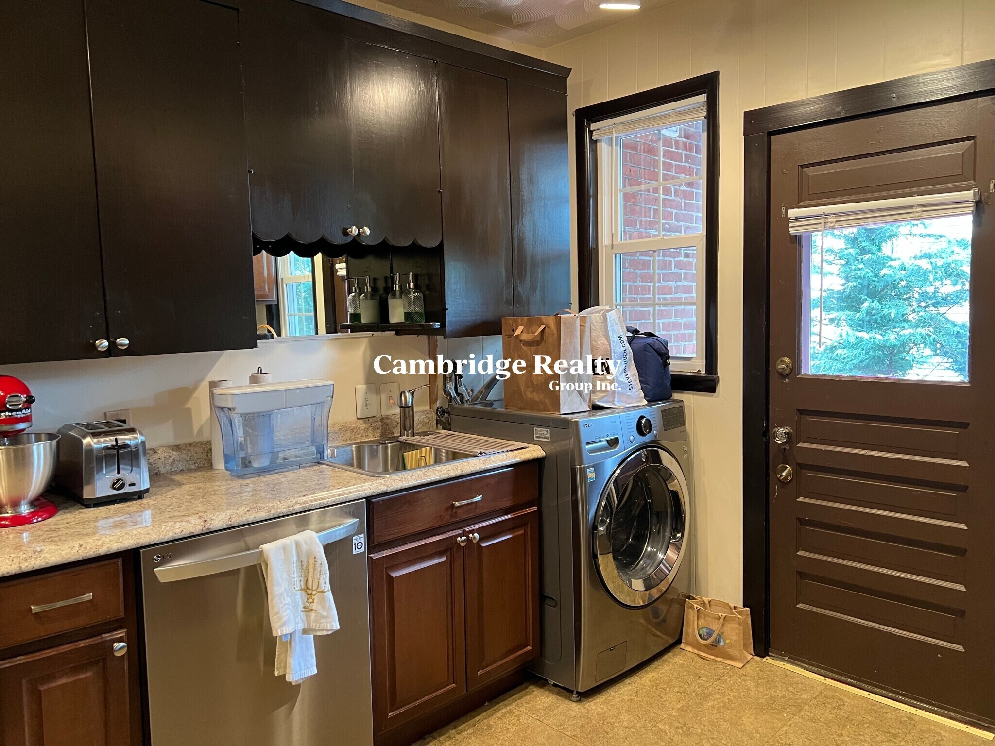 Building Photo - 66 Craigie St