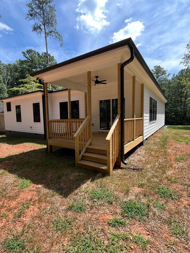 Building Photo - Three bedroom, 2.5 bath newly constructed ...