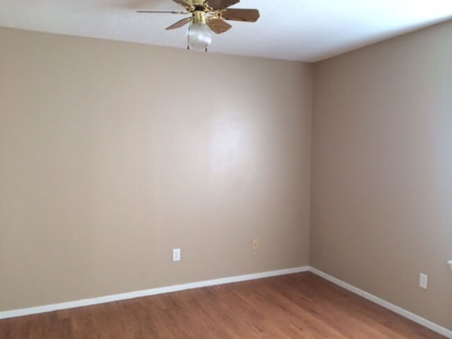 Building Photo - 1/1 condo available for Immediate move-in!