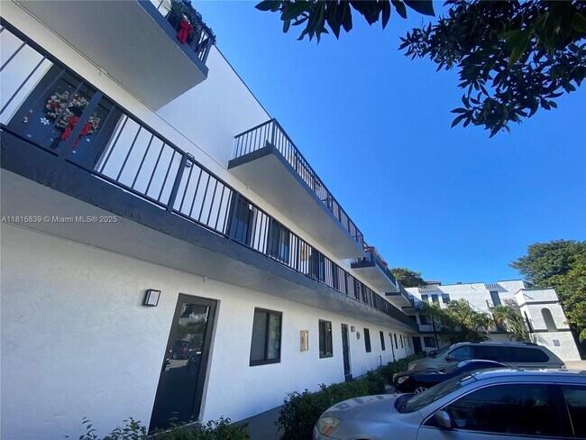Building Photo - 2705 NE 9th Ave