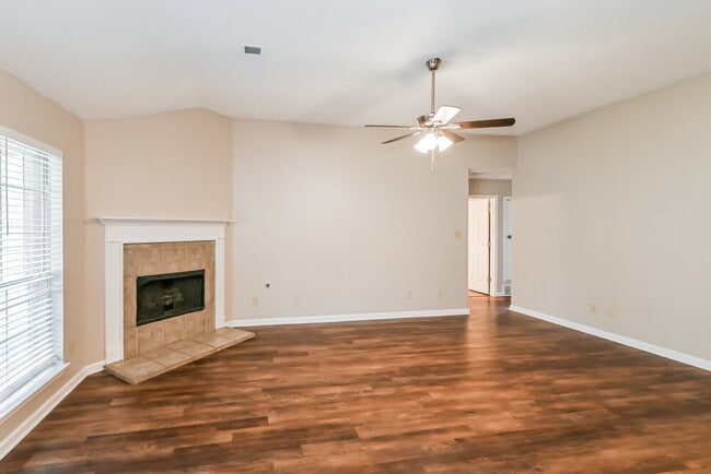 Building Photo - 180 Garden View Dr