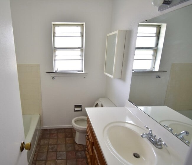 Building Photo - 800 N Cockrell St