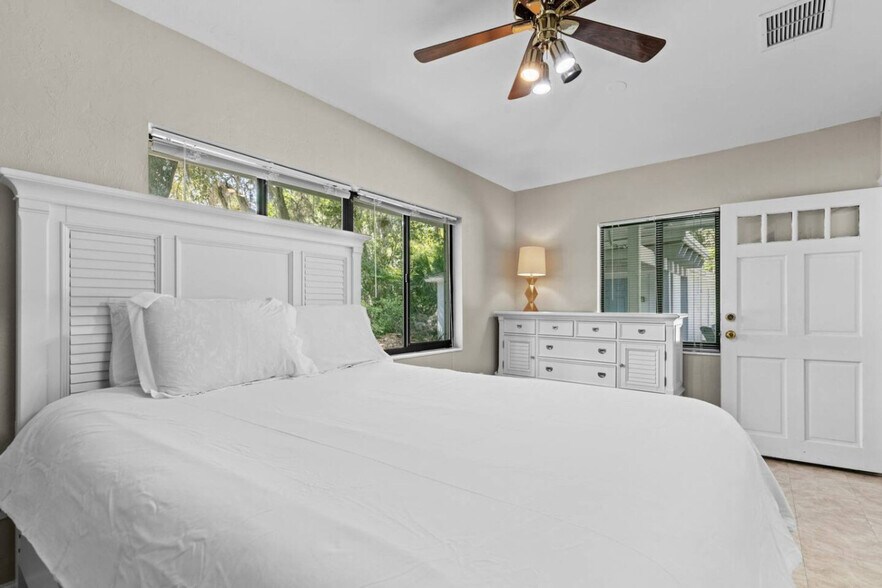 Building Photo - 1929 NW 7th Ln