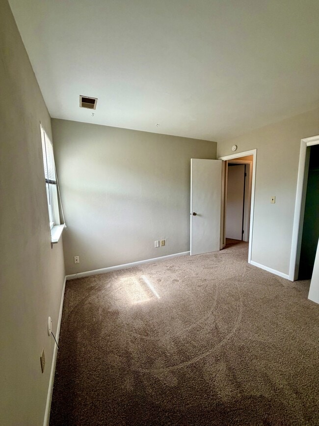 Building Photo - 5667 Heathwood Ct