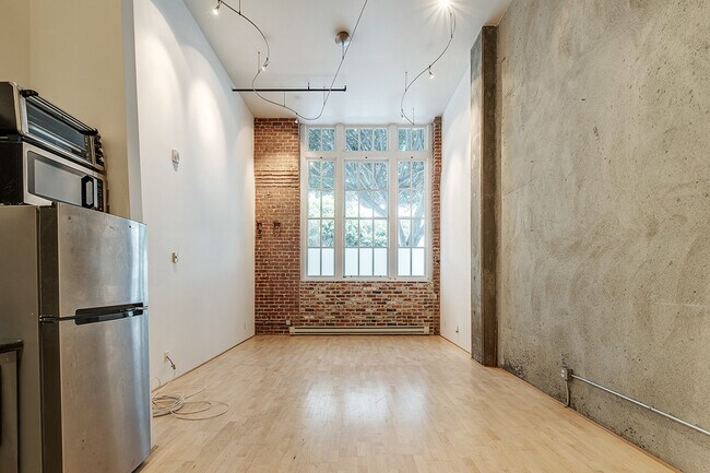 Building Photo - 461 2nd St