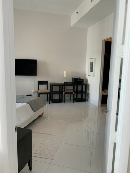 Building Photo - 15811 Collins Ave