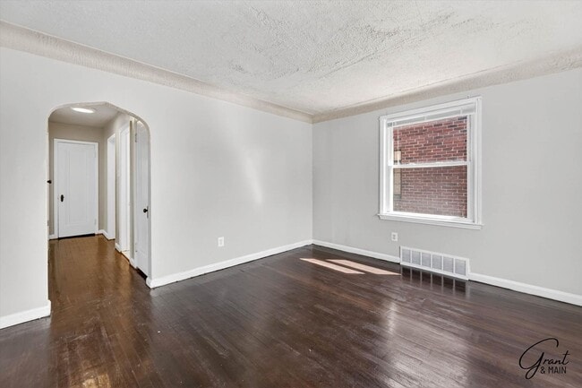Building Photo - $1300 3 bedroom bungalow