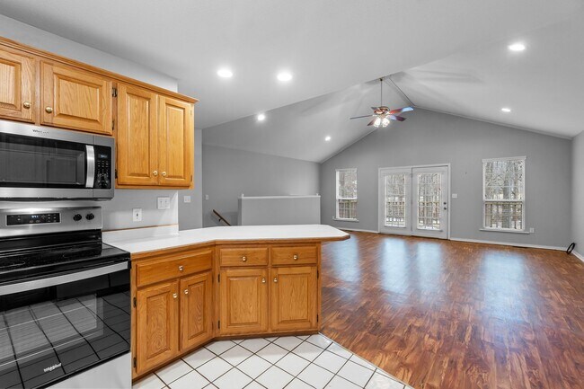 Building Photo - 911 Stonebridge Dr
