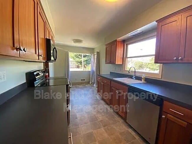 Building Photo - 6410 NE 33rd Ave