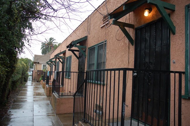 Building Photo - 1027-1031 Chestnut Avenue