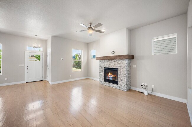 Building Photo - Modern 4 Bedroom, 2 Bathroom Westside Home with Balcony Views of Garden of the Gods!
