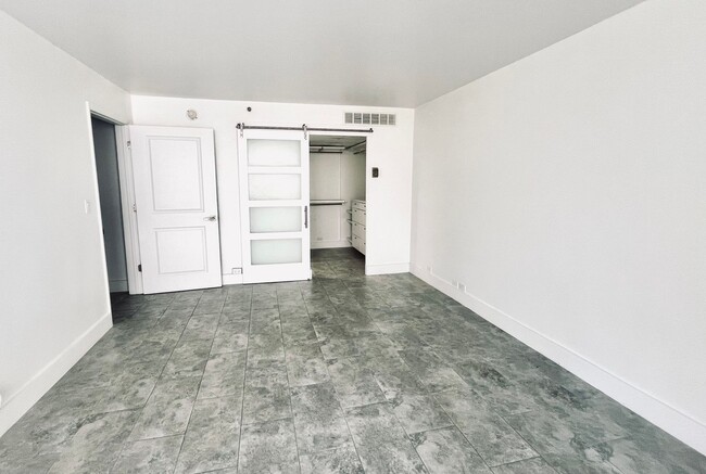 Building Photo - Live in Luxury and Convenience in the Hear...