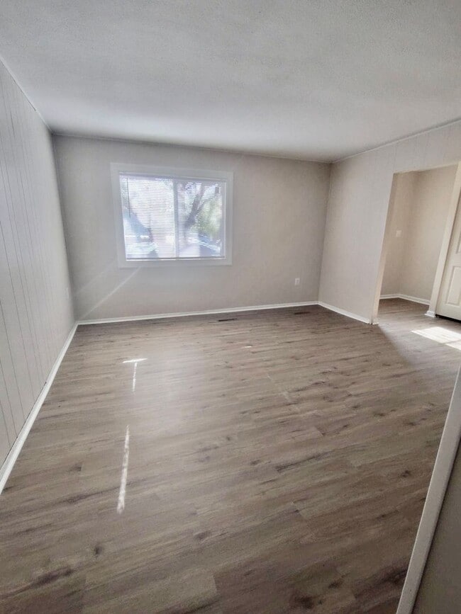 Building Photo - Spacious 3 Level Stafford Townhouse