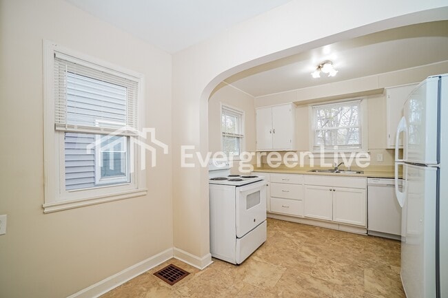 Building Photo - 1714 Bide A Wee Park Ave