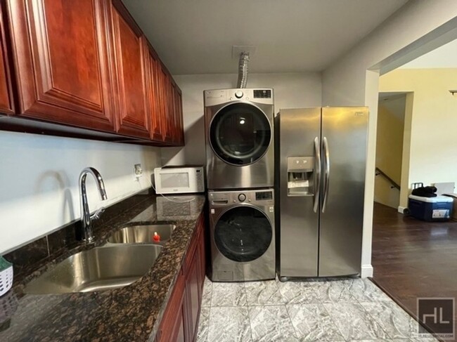 Building Photo - NEWLY RENOVATED LARGE  DUPLEX  3 BEDROOMS ...