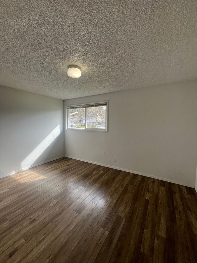 Building Photo - 2-Bedroom 1-Bathroom Duplex in Eugene