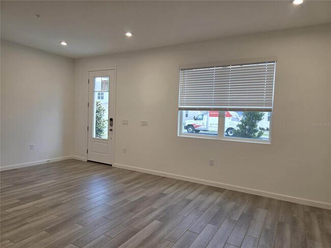 Building Photo - 9835 Walkway Dr