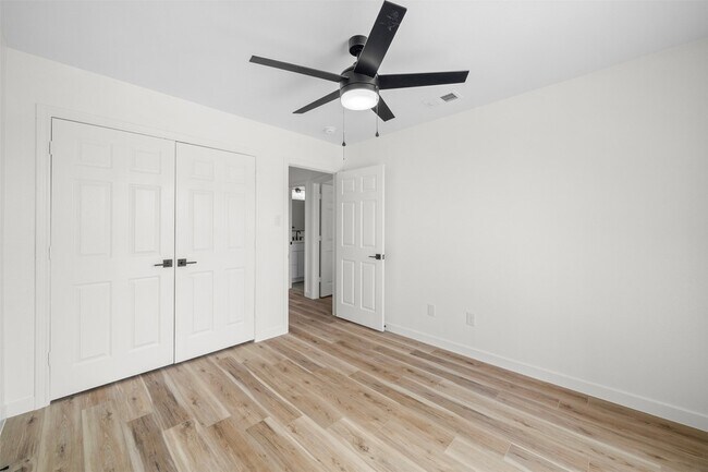 Building Photo - 945 Azalia Dr
