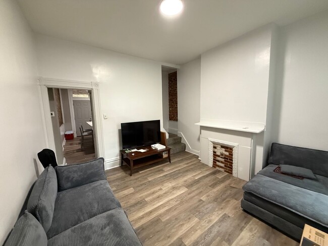 Building Photo - Luxury 3-Bedroom, 1-Bathroom House in Sout...