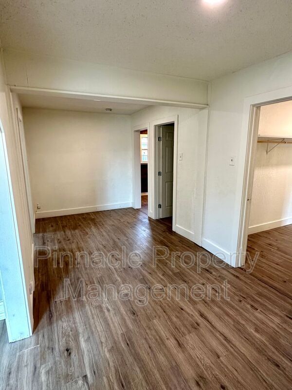 Building Photo - 717 E Harris Ave