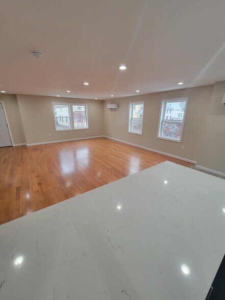 Building Photo - 33 Hamilton St