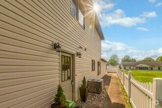 Building Photo - Newly Renovated and Ready to Move in.