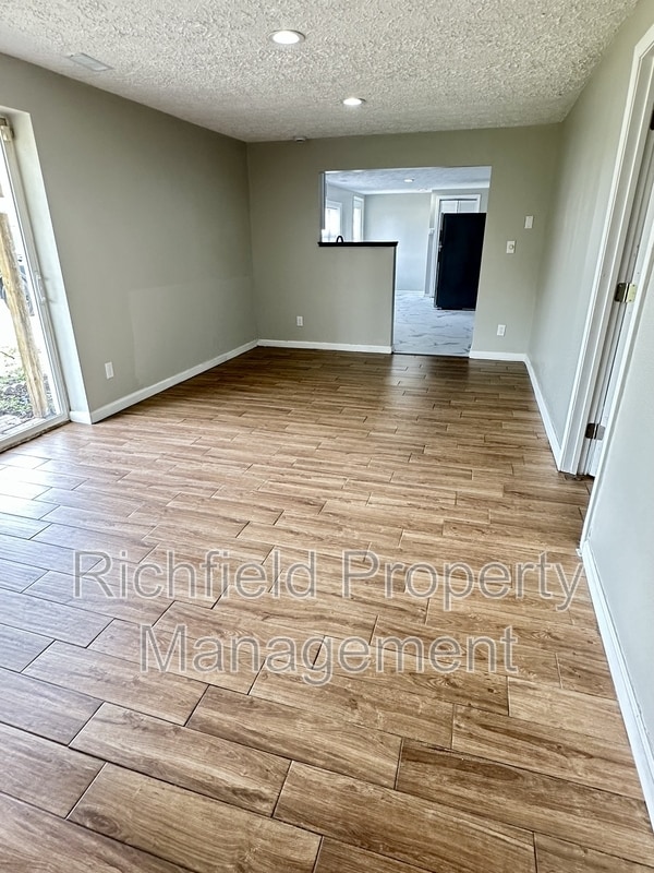 Building Photo - 405 W 3rd St