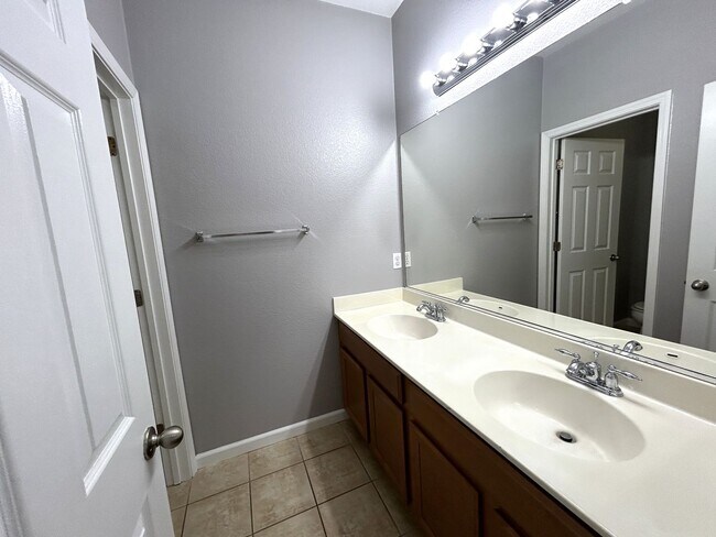 Building Photo - Spacious Elk Grove Townhome!!