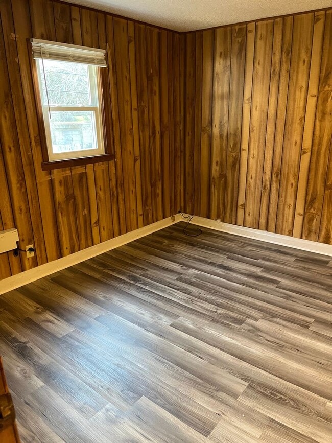 Building Photo - 2 Bedroom Apartment Located in Beautiful Warrensville