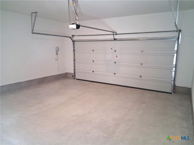 Building Photo - 253 Villars Dr