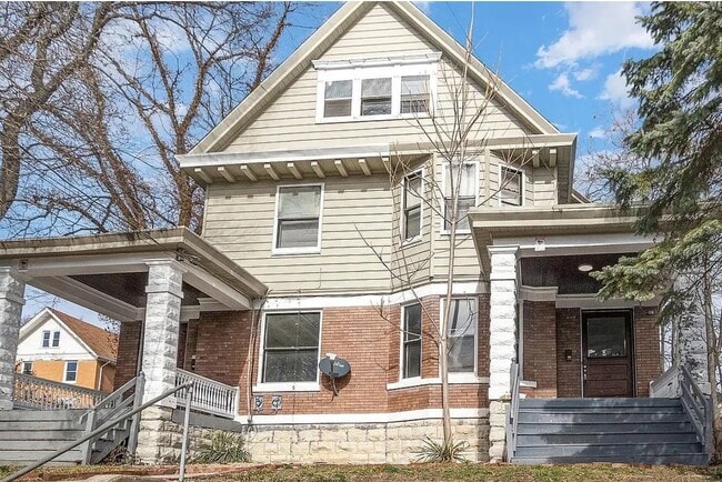 Building Photo - 268 Helen St