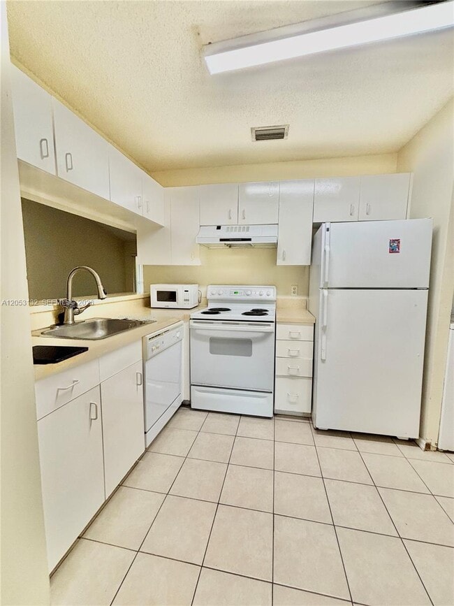 Building Photo - 1040 Coral Club Dr