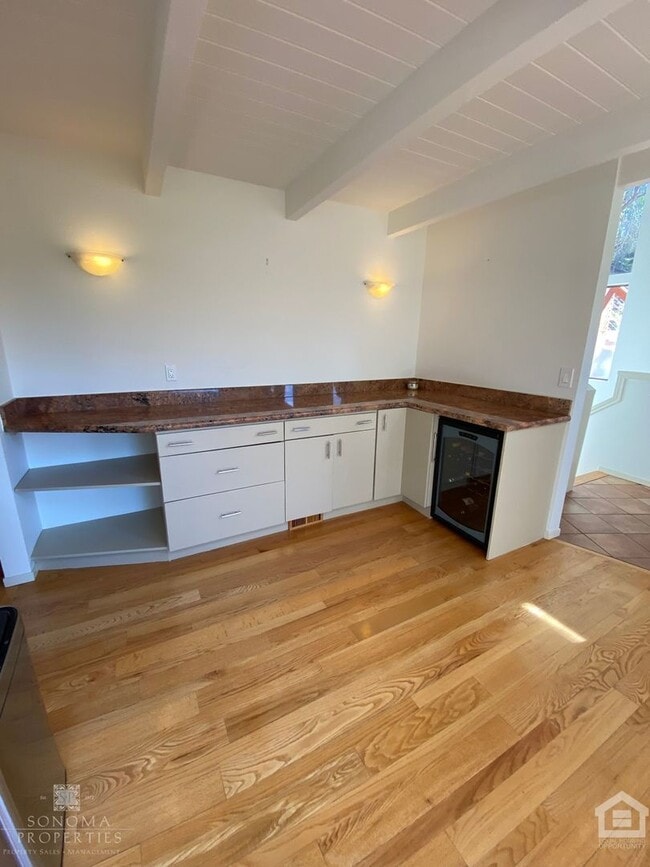 Building Photo - City Meets Serenity – Hillside 3bd/2ba Hou...