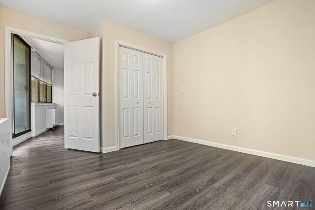 Building Photo - 143 Hoyt St