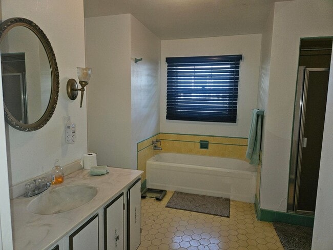 Building Photo - 5bd 5ba Stunning Home