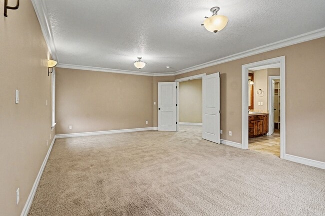 Building Photo - 4 bed, 2.5 bath Two-Story Home in West Salem