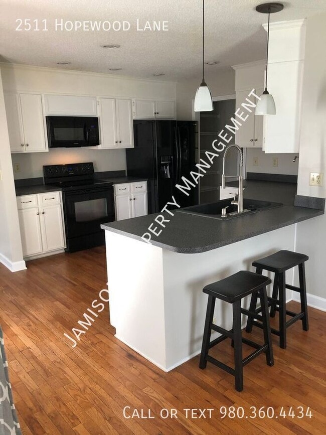 Building Photo - 2511 Hopewood Ln