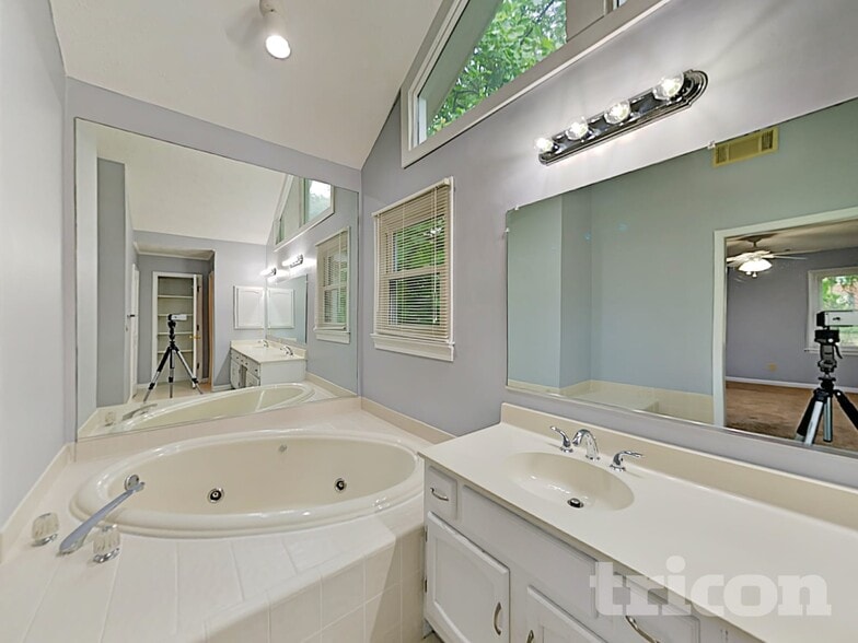 Building Photo - 215 Comstock Ct