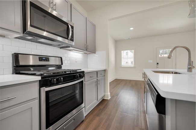 Building Photo - One Bedroom Cottage with Fenced Backyard!