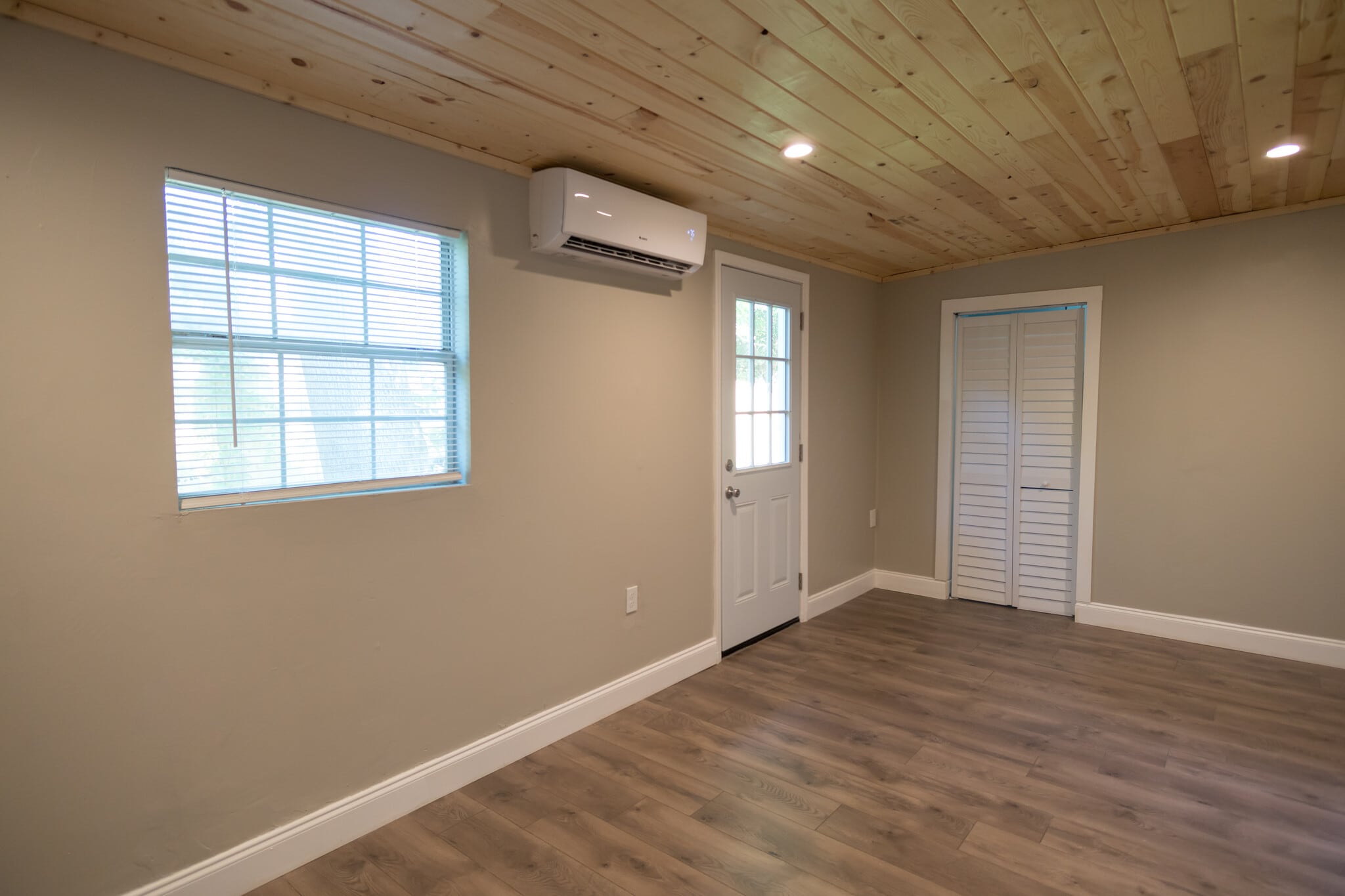 Bonus room w/laundry room - 243 Ravenswood Dr