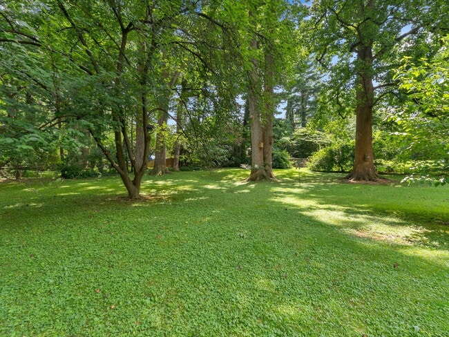 Building Photo - "Stunning 4-Bed Oasis with Granite Eleganc...