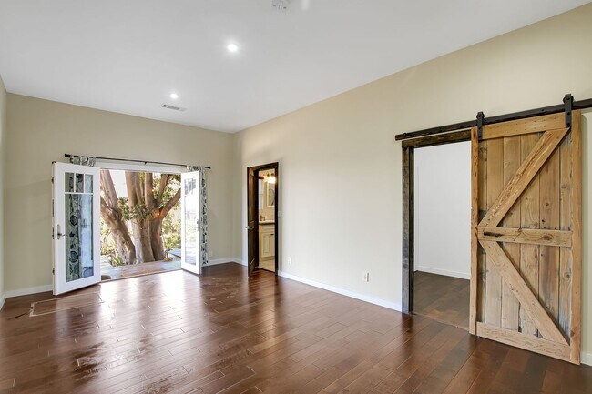 Building Photo - 3021 Hidden Valley Ln